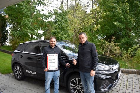 Dominik Wolk und Thomas Knapp von DKS Technik freuen sich über ISO-14001-Zertifizierung